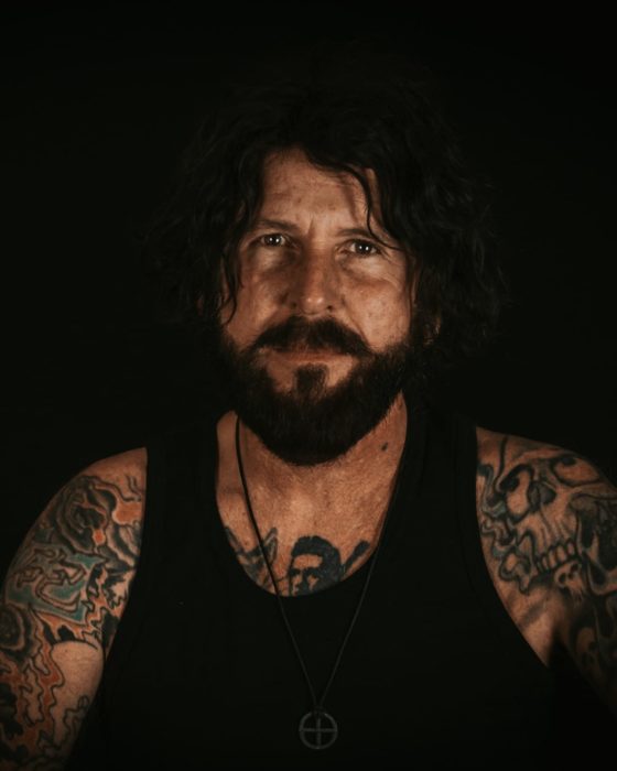Tracii Guns: Six-Strings Ablazing
