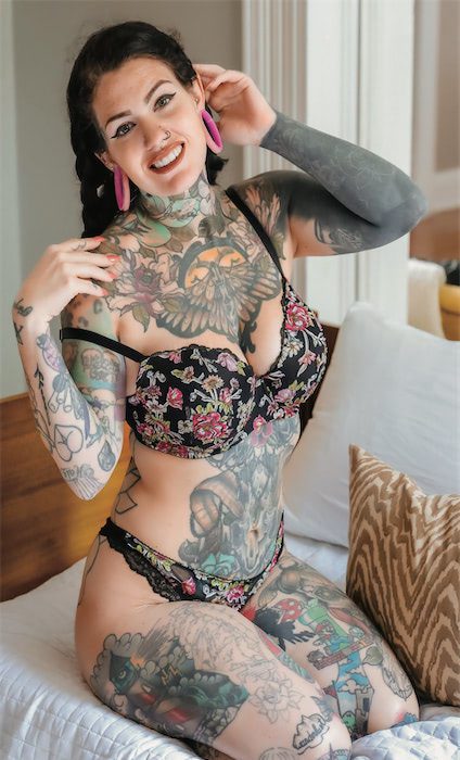 HUSTLER Beaver Victoria Bones
